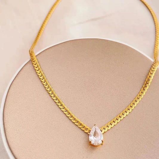 Collar Dorado con Gota de Cristal Elegante y Moderno