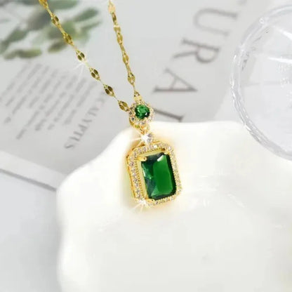 Collar Elegante con Dije de Esmeralda Zirconio Cuadrado