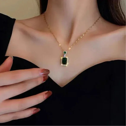Collar Elegante con Dije de Esmeralda Zirconio Cuadrado